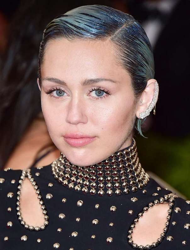 Tóc xanh dương: Mái tóc xanh dương bóng lộn giúp Miley Cyrus trông cá tính hơn hẳn.