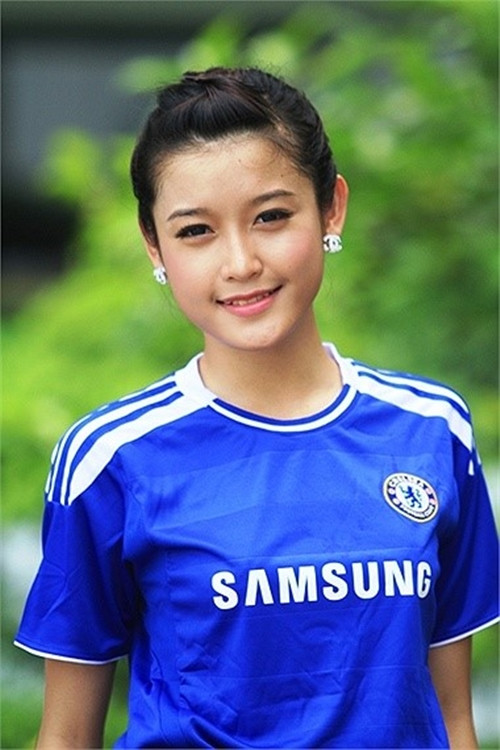 Nhân việc Huyền My xuất hiện trên fanpage Chelsea, các fan, cư dân mạng đã nhanh chóng tìm lại những hình ảnh cũ của người đẹp này trong màu áo xanh của The Blues.