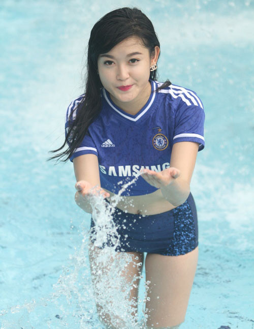 Thậm chí, cộng đồng cổ động viên Chelsea Việt Nam còn tặng Huyền My danh hiệu "Miss Chelsea Việt Nam".