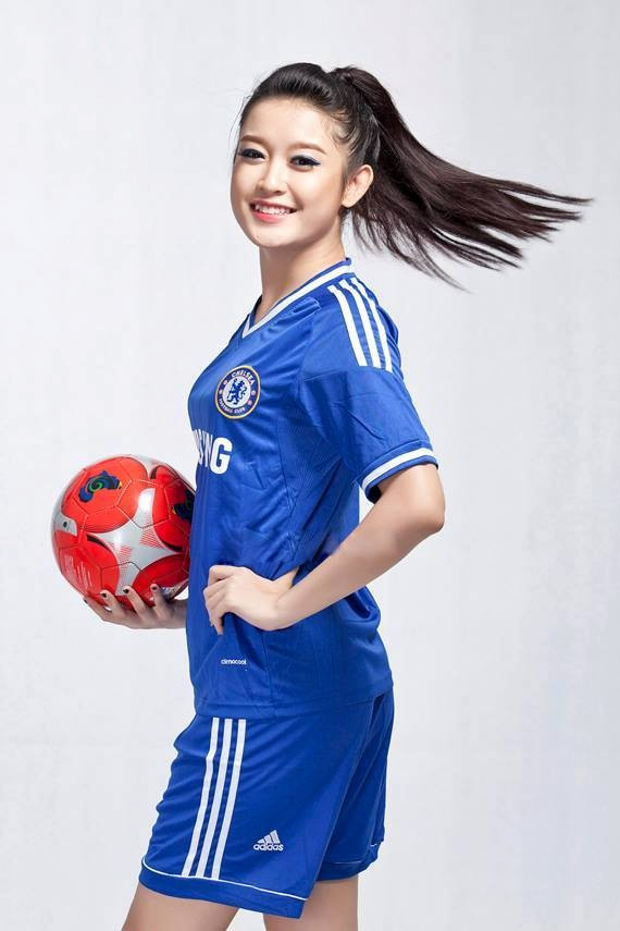 Từ nhiều năm nay, Huyền My thường xuyên thể hiện tình cảm, lòng hâm mộ với Chelsea thông qua những bức ảnh, status.