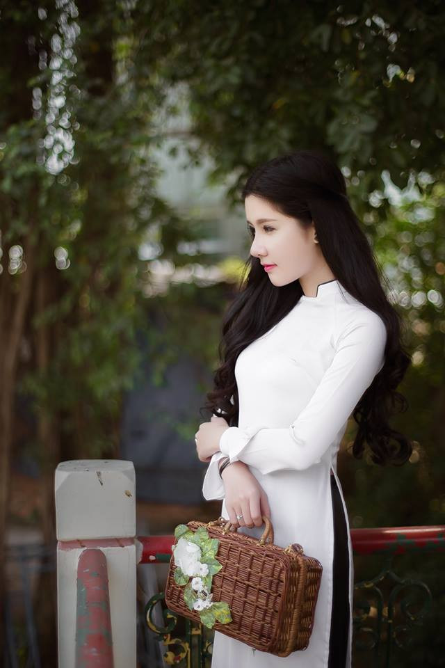 Ở các concept hình nữ tĩnh và dịu dàng như thế này, đôi khi lại không tạo được bản sắc riêng của cô nàng người mẫu gốc Nha Trang. Ảnh: FBNV.