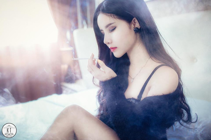 Thân hình bốc lửa, cá tính thích phiêu lưu, người mẫu sexy không hề ngại "hở". Và dường như qua các bức ảnh không thể nào "hở" hơn, Quỳnh Ruby mới trở nên nổi tiếng. Ảnh: Huỳnh Quốc Thái.