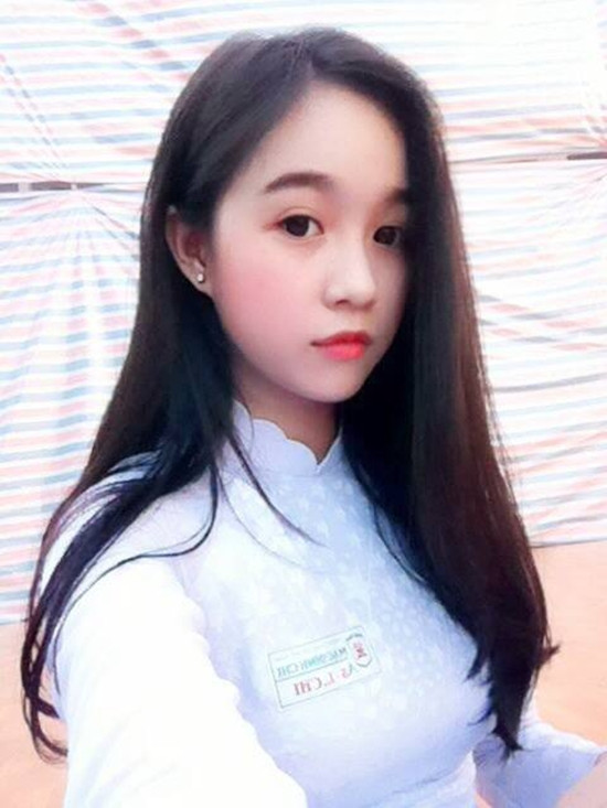 Gần đây, cư dân mạng Việt có dành nhiều sự quan tâm, ưu ái tới một cô nữ sinh xinh đẹp ở TP HCM sở hữu vẻ xinh xắn, nhiều đường nét trên khuôn mặt giống hệt nữ hoàng nội y Ngọc Trinh. Nhiều cuộc tìm kiếm, “săn lùng” trên mạng xã hội được diễn ra và không khó để cư dân mạng có được thông tin của nữ sinh đặc biệt này.