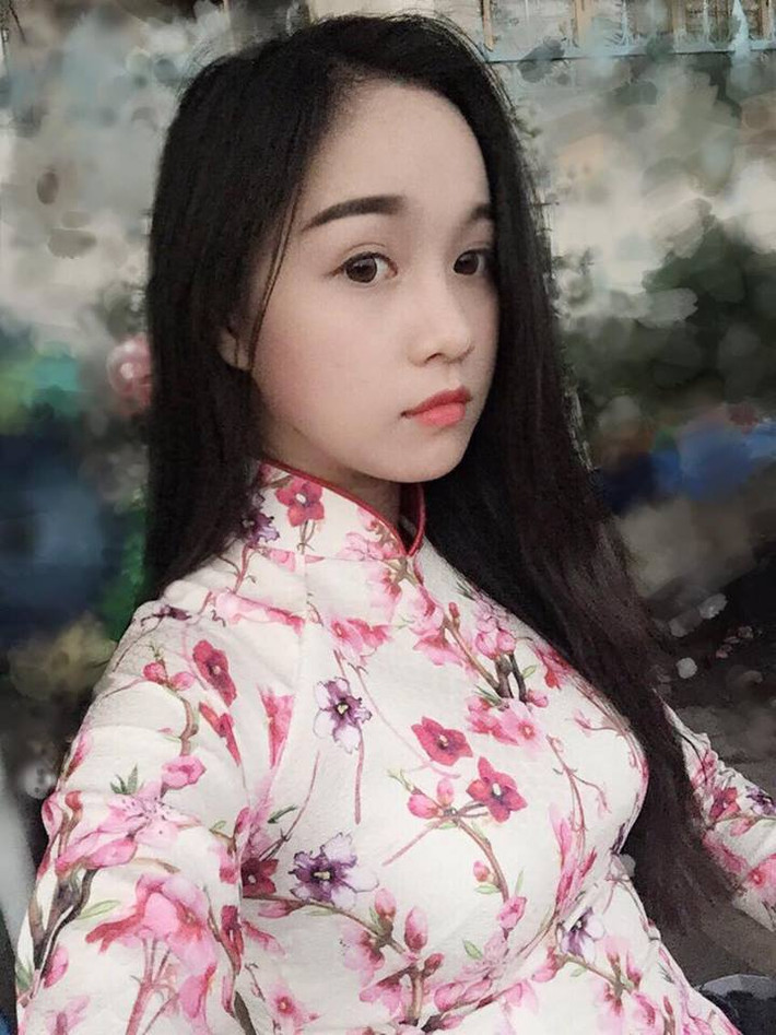 Ngoài ra Lê Chi còn sở hữu làn da trắng bóc, không thua kém nữ hoàng nội y Ngọc Trinh. Chính những đặc điểm này đã khiến Lê Chi được nhiều bạn bè, cư dân mạng đặt cho biệt danh “bản sao của Ngọc Trinh” hay “Ngọc Trinh phiên bản nữ sinh”.