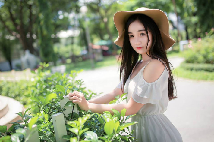 Đang theo học ở ngôi trường mà nhiều hot teen, bạn trẻ nổi tiếng Sài thành từng học, Lê Chi với thành tích học tập tốt, sự năng động và ngoại hình ưa nhìn được rất nhiều thầy cô và bạn bè yêu mến.