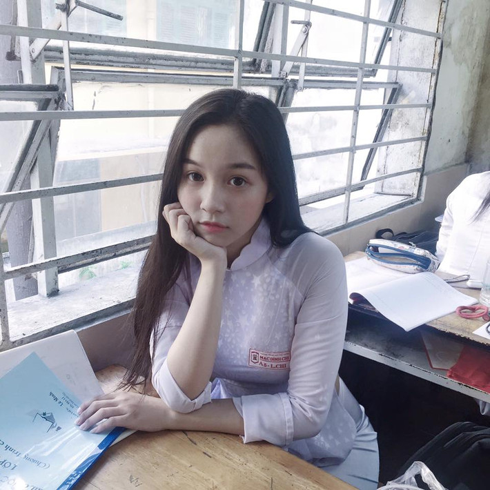 Theo tìm hiểu, nữ sinh 18 tuổi giống hệt Ngọc Trinh tên thật là Lê Chi, đang là học sinh lớp 12A5 trường THPT Mạc Đĩnh Chi, TP HCM. Tìm hiểu về Lê Chi, được biết cô bạn không phải là một nhân vật quá xa lạ khi đã từng lọt vào Top 20 Miss Áo dài năm 2014, từng tham gia cuộc thi Hot VTeen và Ngôi sao thời trang.
