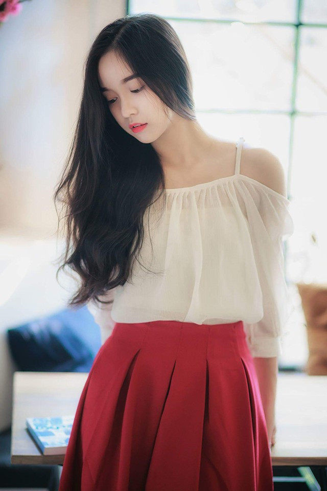 “Ngọc Trinh phiên bản nữ sinh” còn là bạn gái trong mộng của khá nhiều nam sinh cùng trường. Tuy nhiên có không ít chàng trai đã phải thất vọng khi Lê Chi tiết lộ mình đã có người yêu.