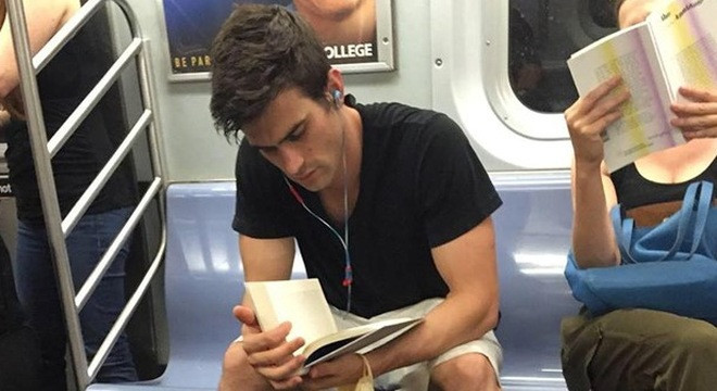 Sau sự nổi tiếng của hot boy bảo vệ tàu điện ngầm ở Brazil, dân mạng bắt đầu để ý và phát hiện được nhiều hơn những anh chàng đẹp trai xuất hiện trên tàu điện ngầm. Trên một số diễn đàn mạng quốc tế, hàng loạt những bức ảnh trai đẹp trên tàu được chia sẻ.