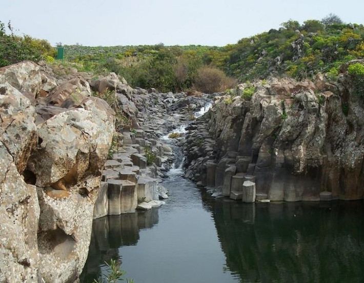 Bể Breichat HaMeshushim (Israel): Ở đáy một hẻm núi, bao quanh bởi khu rừng rộng lớn, bể lục giác (hay còn gọi Breichat HaMeshushim) là điểm đến ưa chuộng để đi bộ và bơi lội ở miền Bắc Israel. Hồ bơi này phần lớn được tạo ra nhờ dòng nước chảy trên đá núi lửa đã nguội lạnh