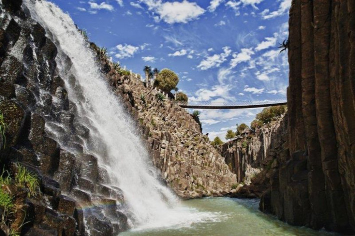 Los Prismas Basalticos (Mexico): Hẻm núi Los Prismas Basalticos ở Hidalgo, Mexico, nổi bật với thác nước hùng vĩ, tuyệt đẹp chảy giữa những cột đá bazan đồ sộ, cao gần 30 m. Leo núi, dạo bộ, chụp ảnh là những hoạt động được du khách ưa chuộng tại đây.