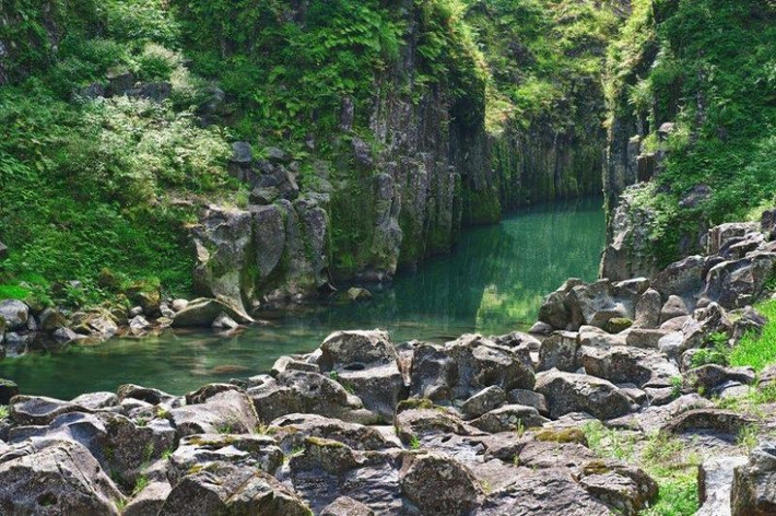 Hẻm núi Takachiho (Nhật Bản): Hẻm núi xanh tươi ở miền Nam Nhật Bản nổi bật không chỉ vì màu sắc mà còn bởi vách đá cao hơn 90 m. Lượng nước dồi dào khiến thực vật ở đây sinh sôi, phát triển, tạo thành những tấm thảm xanh trên các cột đá bazan. Tới đây, bạn có thể đi thuyền để ngắm dòng thác Manai ngoạn mục.