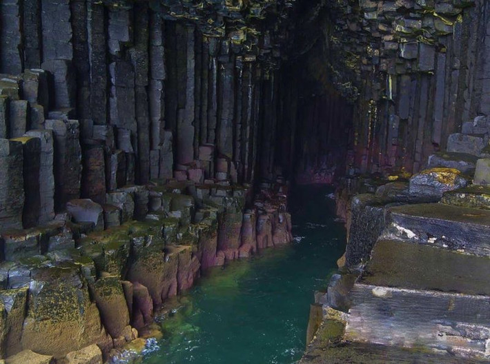Hang động Fingal's (Scotland): Ngoài khơi Scotland, những cột đá bazan thấp thoáng hiện lên trên đại dương trở thành địa điểm thu hút khách kỳ lạ. Theo truyền thuyết, một người khổng lồ đã sống ở đây. Con đường đá bazan là nơi kết nối giữa người khổng lồ ở hang động Fingal's (Scotland) và Giant's Causeway (Ireland) để đấu tay đôi. Hang động độc đáo trên đảo Staffa này được đặt theo tên của người khổng lồ này.