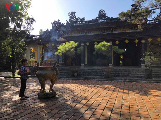 Khuôn viên chùa rộng chừng 8 mẫu, phía trước có khe nước uốn quanh, phong cảnh thơ mộng.