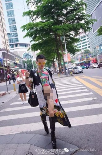 Theo đó, anh chàng này có nghệ danh "Cà chua tỷ tỷ", hiện đang là một vũ công múa cột, thường làm việc, biểu diễn trong một hộp đêm nổi tiếng ở thành phố Thâm Quyến, tỉnh Quảng Đông, Trung Quốc. Ảnh trong bài: CK101/Weibo.