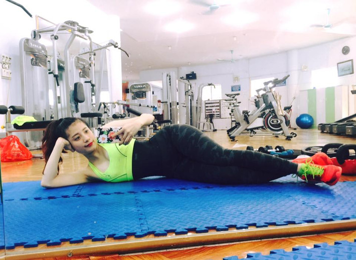 Đôi vợ chồng 9X gặp nhau lần đầu ở phòng tập gym rồi cảm mến nhau, trước đó Tiến Đạt đã có facebook Ngọc Tú nhưng hai người không hề liên lạc qua lại. Kể từ khi trúng tiếng sét ái tình, Tiến Đạt đã trở thành huấn luyện viên miễn phí tự nguyện cho Tú. Ngọc Tú thổ lộ, Tiến Đạt cầu hôn cô trong một lần đi du lịch, anh hỏi cô là có muốn cùng anh đi tập đến khi 70 tuổi hay không? Màn tỏ tình bá đạo đậm chất phòng tập của cặp đôi này khiến dân tình vô cùng thích thú.