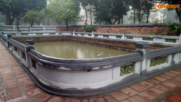 Như Kiến Thức đã đưa tin, mấy ngày nay, người dân Hà Nội cùng hàng trăm lượt du khách trong và ngoài nước đến tham quan Văn Miếu - Quốc Tử Giám bất ngờ khi thấy cảnh quan nơi đây được làm mới.