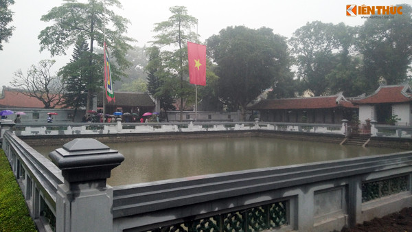 Màu tường cũ trước đây tại giếng Thiền Quang không còn do đã được làm mới.