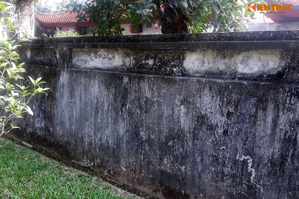 Tuy nhiên, du khách đều ngỡ ngàng trước hình ảnh những bức tường trong Văn Miếu - Quốc Tử Giám được làm mới, không còn nét cổ kính, rêu phong như trước kia.