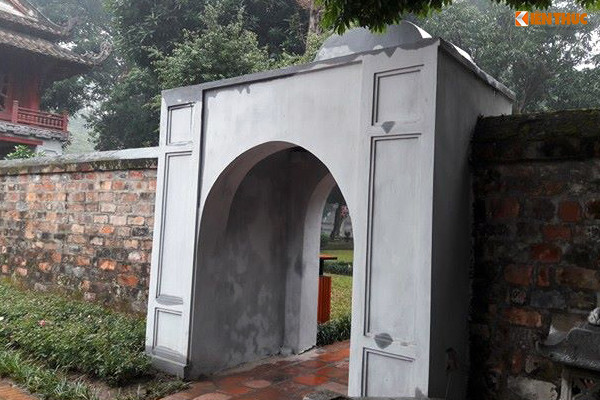 Ông Lê Xuân Kiêu - Giám đốc Trung tâm hoạt động văn hóa khoa học Văn Miếu - Quốc Tử Giám - cho biết: "Khu di tích Văn Miếu được quét vôi chứ không phải sơn, nhằm bảo vệ, bảo tồn những hạng mục đã xuống cấp và làm cho mỹ quan được sạch hơn, đẹp hơn nhưng vẫn giữ được nét cổ kính".