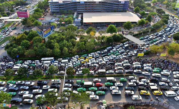 Các tuyến đường ra, vào cổng sân bay Tân Sơn Nhất thường xuyên xảy ra tình trạng ùn tắc giao thông khiến các cơ quan chức năng đau đầu tìm nhiều phương án để giải quyết.