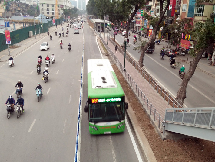 Hà Nội lắp đặt hàng rào nhẹ nhằm mục đích ưu tiên cho xe buýt BRT chạy trên đường không bị lấn làn, tăng khả năng qua nút giao nhanh hơn, giảm thời gian vận hành trên tuyến.