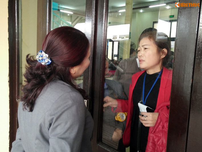 Tuy nhiên, thời điểm PV ghi nhận, có một số hành khách cùng người nhà mếu máo bởi không lên kịp chuyến tàu về quê ăn Tết (tuyến Hà Nội - Chợ Sy). Nhân viên ở cửa soát vé hướng dẫn khách di chuyển xuống bến Giáp Bát (Hà Nội) may ra bắt kịp chuyến tàu.