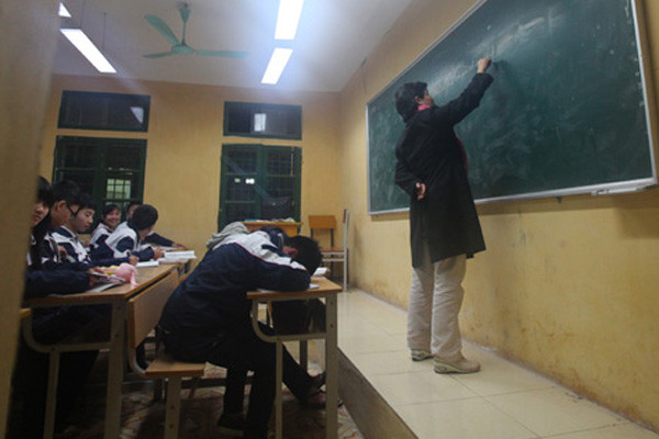 Do quá mệt mỏi, căng thẳng hoặc mất ngủ nên nhiều học sinh, sinh viên Việt Nam đến lớp ngủ gật ngay trong giờ học.