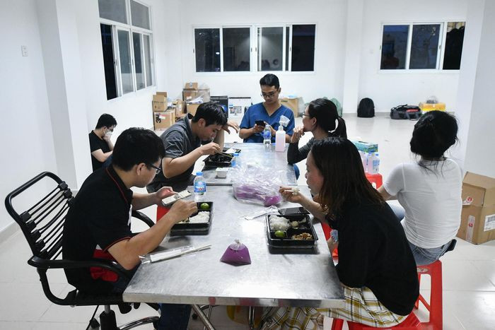 Bữa cơm đầu tiên tại bệnh viện dã chiến số 3 của những y, bác sĩ.