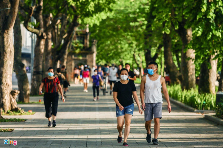 Trước đó khoảng 2 tiếng, nhiều người tranh thủ thời gian cuối trước giờ cấm thể dục đi bộ tận hưởng ánh nắng chiều đẹp rực rỡ ở thủ đô. Nhiệt độ hôm nay chỉ từ 26 - 29 độ C, khá mát mẻ.