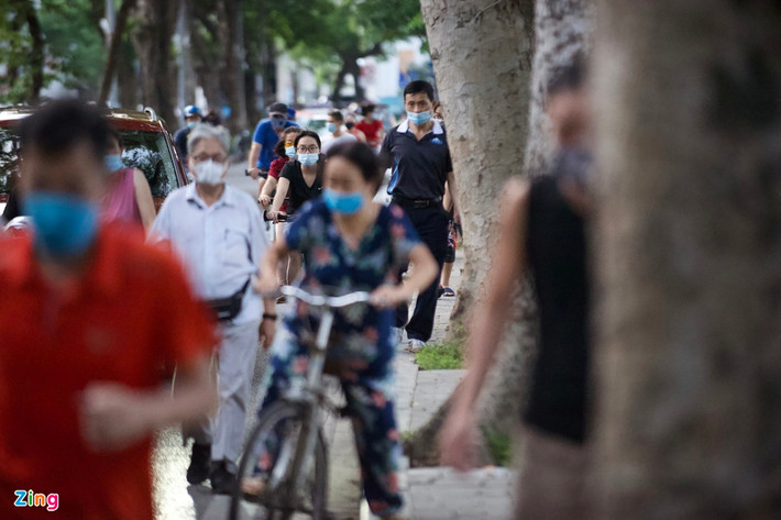 Lúc này cảnh tượng đạp xe trên lòng đường các tuyến phố Đinh Tiên Hoàng, Lê Thái Tổ, Hàng Khay... vẫn đông đúc.