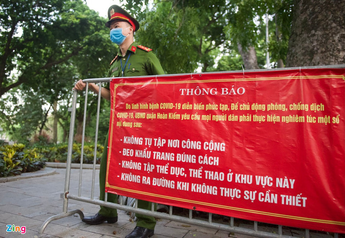 18h ngày 8/7, lực lượng chức năng dựng hàng rào ngăn người dân tập thể dục ở công viên, vườn hoa và các nơi công cộng khác theo quy định vừa được ban hành của thành phố.