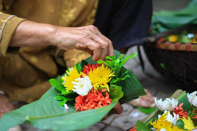 Hoa cúng không nên kết hợp quá nhiều loại vì sẽ giảm mất sự thanh tao và mất thẩm mỹ. Nên chọn hoa thơm, tên đẹp, tính chất hoa đẹp và chỉ nên cúng hoa một màu để tạo sự trang nghiêm. Dưới đây là một số loại hoa không nên đặt trên bàn thờ gia tiên theo quan niệm dân gian.