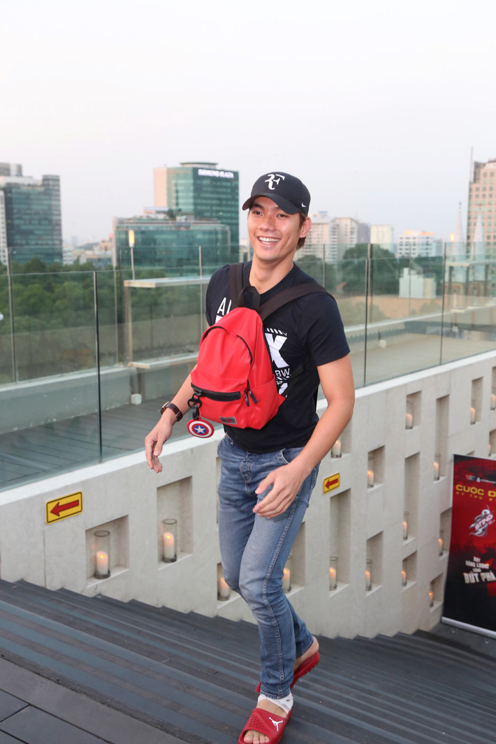 Nhan phúc Vinh tái xuất với màu áo đỏ cùng bạn đồng hành mới, nữ hoàng quần vợt Thùy Dung.