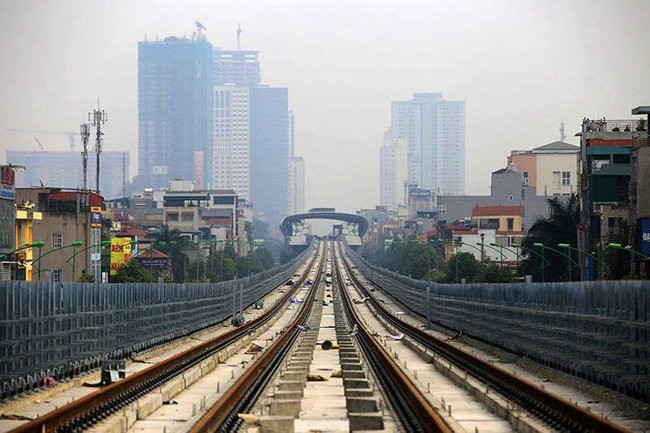 Mặt đường tàu điện trên cao được lắp đặt 2 làn ray cho 2 tàu chạy ngược chiều nhau.