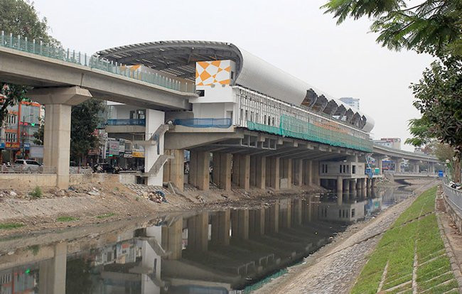 Ban quản lý dự án đường sắt cho biết, phần xây lắp, trang trí kiến trúc khu Depot sẽ hoàn thành trước ngày 31/3/2017; phần lắp đặt thiết bị hoàn thành trước ngày 31/7; đóng điện toàn tuyến trước ngày 1/9.