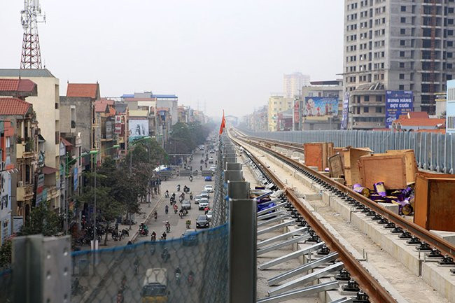 Hàng rào bảo vệ và lưới cao hơn 1 m được lắp đặt chạy dọc tuyến đường sắt.