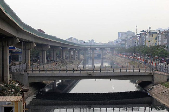 Đường sắt trên cao chạy qua sông Tô Lịch, sau đó chạy qua phố Hoàng Cầu ra ga Cát Linh.