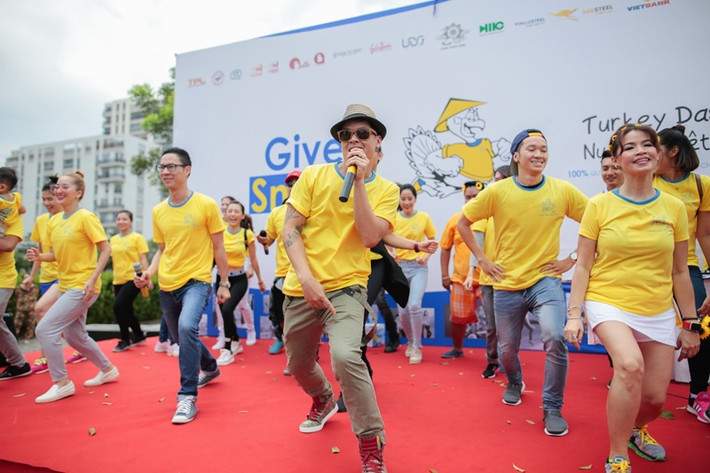 John Huy Trần khởi xướng điệu nhảy flashmob để làm nóng sự kiện.