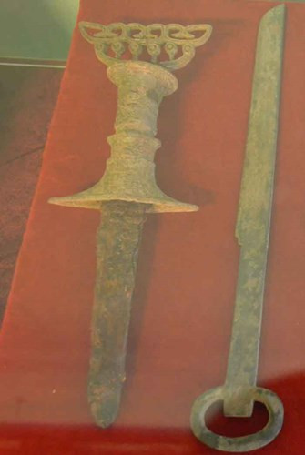 Lưỡi kiếm và dao.