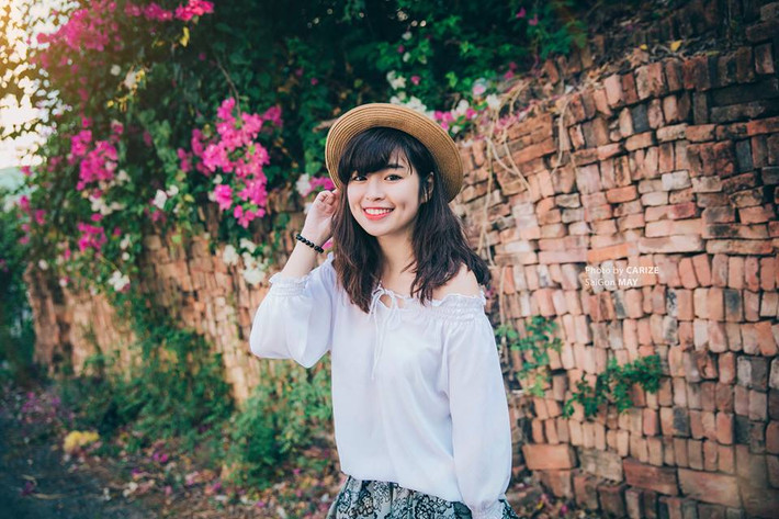 Đỗ Khánh Vân, sinh năm 1995 là gương mặt teen cực xinh xắn, được nhiều bạn trẻ, phó nháy nghiệp dư ở vùng phố núi Buôn Ma Thuột biết đến. Ấn tượng đầu tiên về Khánh Vân là vóc dáng nhỏ xinh và nụ cười má lúm cực đáng yêu.