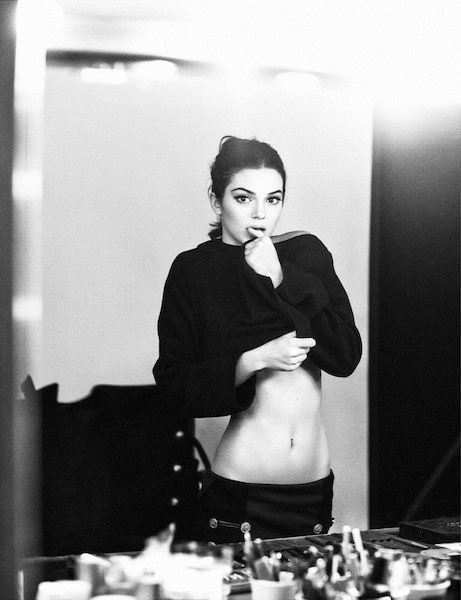Sở thích của Kendall Jenner là khoe những chiếc váy hàng hiệu, siêu đắt tiền lên mạng. Ngoài ra, vóc dáng đẹp cũng là một niềm tự hào của cô người mẫu này, vì vậy không khó để thấy những hình ảnh Kendall Jenner cực sexy, bốc lửa và để lộ nhiều đường cong cơ thể trên Instagram.