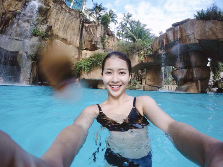 So sánh với những tấm hình cũ, một vài tấm ảnh chụp Khả Ngân mặc bikini ở hồ bơi, có thể thấy ngay vòng một của cô nàng hoàn toàn không nổi bật như hiện tại. Với từng ấy những điểm đáng nghi, Khả Ngân vừa tái xuất đã đứng trước vô số lời xì xào, nghi vấn trùng tu nhan sắc từ phía cư dân mạng, các bạn trẻ mến mộ, theo dõi cô từ lâu đặt ra.
