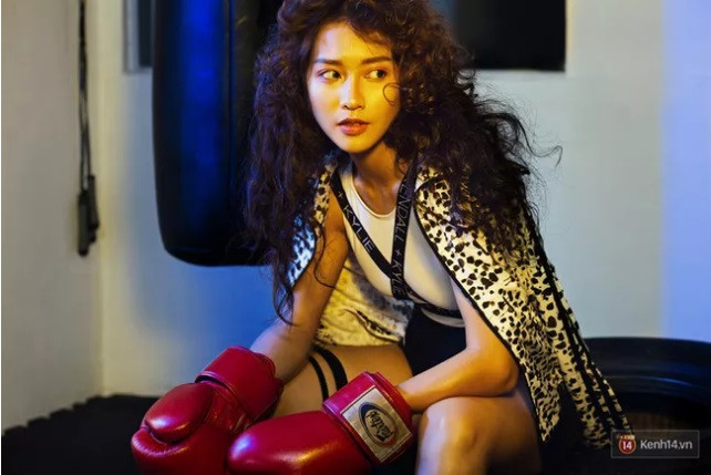 Vẫn là tạo hình hot girl boxing quen thuộc nhưng trong bộ ảnh mới, Khả Ngân đã lột xác hoàn toàn với mái tóc dài xoăn, rối, ăn mặc cực chất và có cách trang điểm cũng khác lạ, sắc xảo hơn trước đây rất nhiều. Dường như thông qua bộ ảnh này, cô hot girl 19 tuổi muốn thể hiện mong muốn thay đổi, làm mới bản thân, đi theo hướng sporty, năng động, nhưng cũng không kém phần quyến rũ, thu hút. Ảnh: Ji Nguyen.