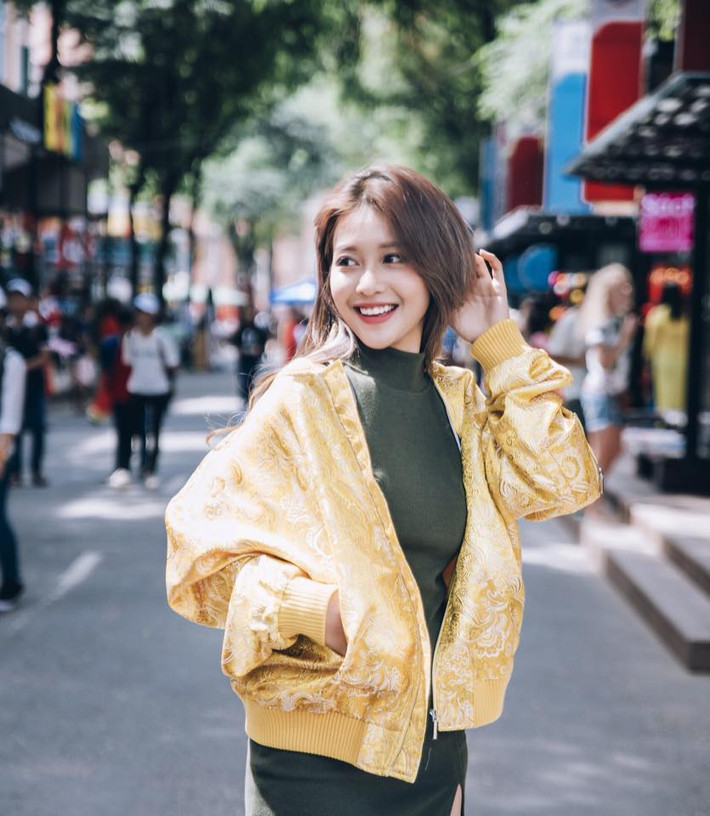 Ngoài ra, việc tham gia một số dự án phim hành động cũng kích thích cô hot girl 19 tuổi này nỗ lực tập luyện nhiều hơn. Nhờ đó, thân hình Khả Ngân đã có sự thay đổi thấy rõ. Đến nay cô nàng đã không còn muộn phiền, thiếu tự tin vì phần đùi to và thô của mình nữa, cùng với đó vòng một của cô cũng được cải thiện, tăng số đo thấy rõ.