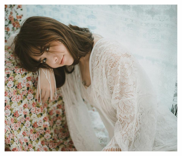 Không mang hình tượng sexy gợi cảm với mái tóc dài, đôi môi dày và làn da rám nắng đang thịnh hành… Chanya Thanasinsoonthorn nổi bật với mái tóc ngắn cá tính, làn da trắng sứ, ngoài ra vẻ đẹp biến hóa của cô nàng, khi thì ngây thơ trong sáng, lúc lại lạnh lùng, gợi cảm… đã khiến dân mạng có được nhiều cảm nhận thú vị khi xem những bức ảnh được chia sẻ trên mạng xã hội.