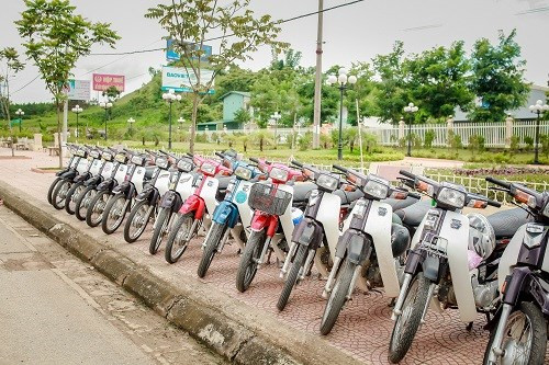 Chính phản ứng này của những người trong cuộc đã khiến phần đông cư dân mạng đều cảm thấy khá sốc. Thay vì tiếp nhận những lời đóng góp, nhận lỗi vi phạm luật giao thông thì cô dâu, chú rể và cả người chụp ảnh đều không nhìn nhận thẳng vào vấn đề, đồng thời còn cho rằng những phản ảnh, lời chỉ trích của dân mạng là chỉ gây phiền nhiễu và không đáng quan tâm.