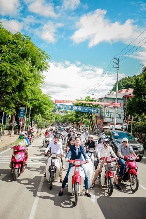 Dù chụp ảnh trên đường phố và khi đang di chuyển trên xe máy nhưng cô dâu, chú rể - hai nhân vật chính lại không hề đội mũ bảo hiểm. Họ vô tư đi lại trên đường phố, vô tư chụp ảnh bất chấp việc bản thân đang vi phạm luật lệ giao thông và hoàn toàn có thể bị CSGT xử lý.