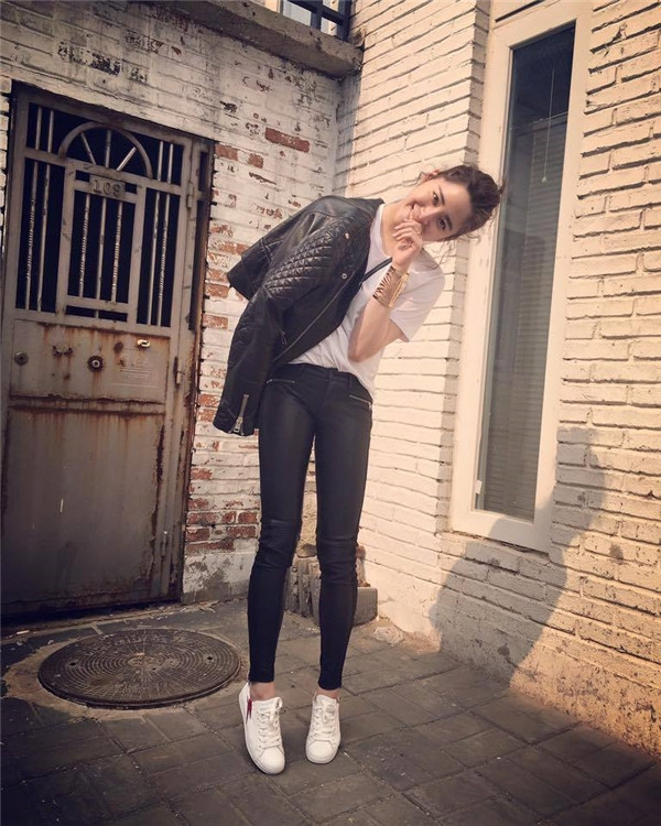 Sở hữu ngoại hình bắt mắt và đôi chân dài miên man, Ni Ni thường xuyên nhận được những lời mời làm người mẫu hay đại diện hình ảnh cho những thương hiệu nổi tiếng trong nước. Được biết, tuy góp mặt khá nhiều trong các hoạt động nghệ thuật nhưng Ni Ni vẫn duy trì được bảng thành tích đáng nể. Cô từng là sinh viên của trường Đại học Temple (Mỹ), tuy nhiên do hoàn cảnh gia đình có một số biến động nhỏ nên Ni Ni đành bỏ học giữa chừng để về nước chăm sóc em gái Âu Dương Na Na.