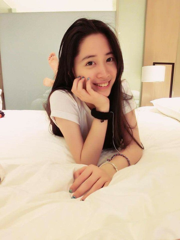 Tiểu thư xinh đẹp 9X gây ấn tượng với mọi người bằng nhan sắc xinh đẹp, mái tóc dài thướt tha và nụ cười tỏa nắng. Tính cách nhí nhảnh, dễ thương của Ni Ni cũng đã giúp cô thu về lượng fan hâm mộ khổng lồ, không thua kém bất kỳ ca sỹ hay diễn viên đình đám nào của Đài Loan.