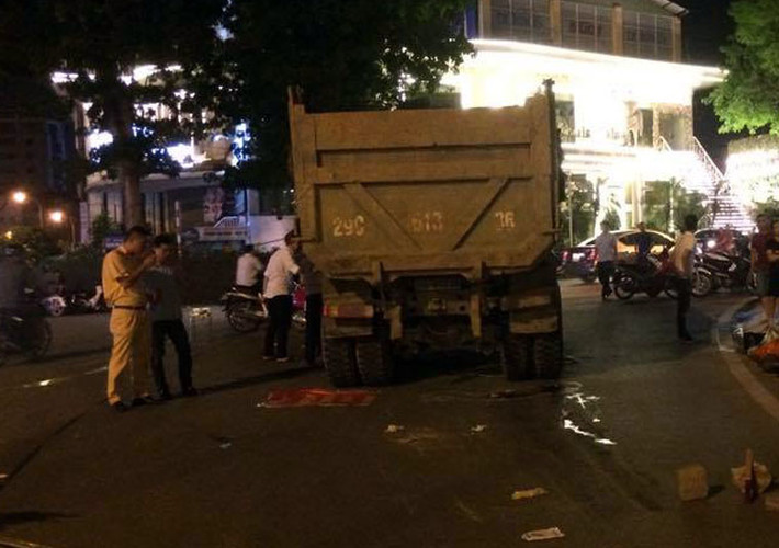 Theo một số nhân chứng, thời điểm xảy ra vụ việc, họ trông thấy nữ nạn nhân (khoảng 30 tuổi) điều khiển xe máy mang nhãn hiệu LX màu đỏ, di chuyển theo hướng từ đường Bưởi rẽ về Hoàng Hoa Thám thì bất ngờ va chạm với xe tải mang biển kiểm soát Hà Nội chạy cùng chiều.